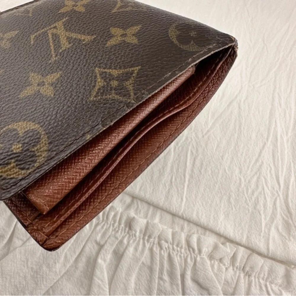 AUTHENTIC Louis Vuitton wallet or credit card holder.
